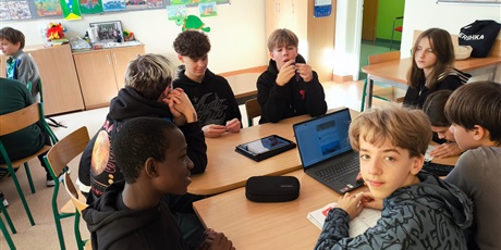 Powiększ grafikę: Uczniowie podczas warsztatów.