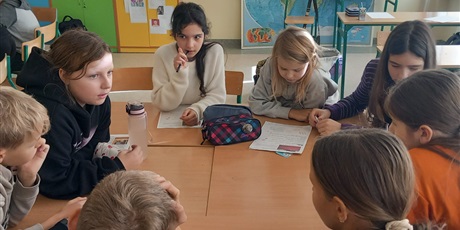 Powiększ grafikę: Uczniowie podczas warsztatów.