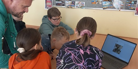 Powiększ grafikę: Uczniowie podczas warsztatów.