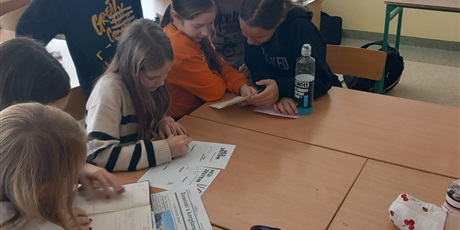 Powiększ grafikę: Uczniowie podczas warsztatów.