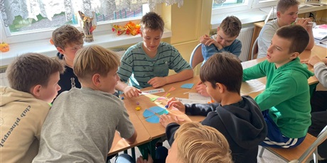 Powiększ grafikę: Uczniowie podczas warsztatów.