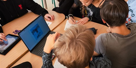 Powiększ grafikę: Uczniowie podczas warsztatów.