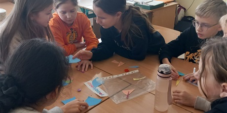 Powiększ grafikę: Uczniowie podczas warsztatów.