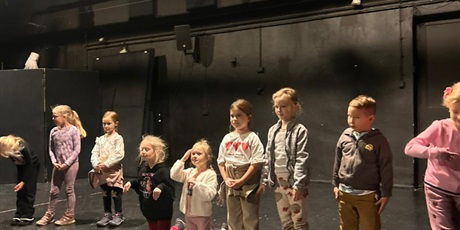 Powiększ grafikę: [Dzieci podczas warsztatów