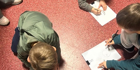 Powiększ grafikę: [Dzieci podczas warsztatów