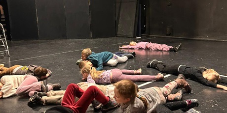 Powiększ grafikę: [Dzieci podczas warsztatów