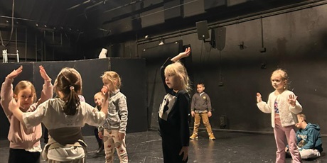 Powiększ grafikę: [Dzieci podczas warsztatów