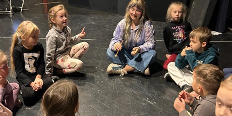 Powiększ grafikę: [Dzieci podczas warsztatów