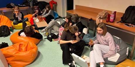 Powiększ grafikę: Wieczór filmowy w klasie 8b