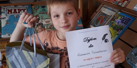 Powiększ grafikę: Chłopiec trzymający dyplom
