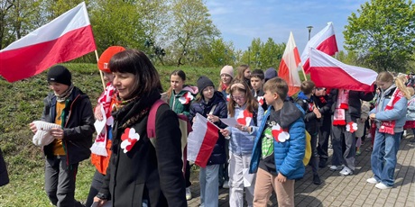 Powiększ grafikę: [Uczniowie podczas pochodu