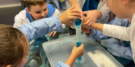 Powiększ grafikę: Dzieci podczas warsztatów