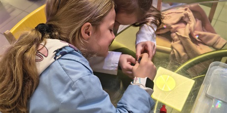 Powiększ grafikę: Dzieci podczas warsztatów