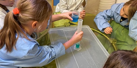 Powiększ grafikę: Dzieci podczas warsztatów