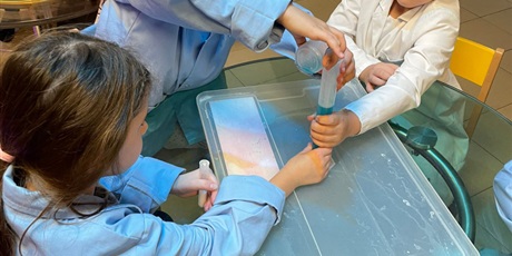 Powiększ grafikę: Dzieci podczas warsztatów