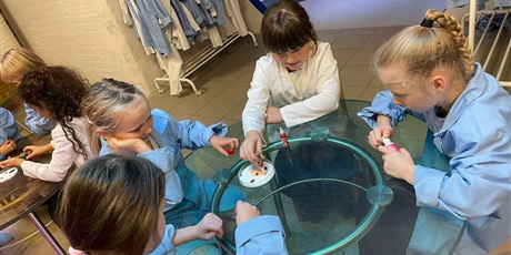 Powiększ grafikę: Dzieci podczas warsztatów