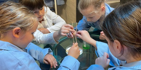 Powiększ grafikę: Dzieci podczas warsztatów