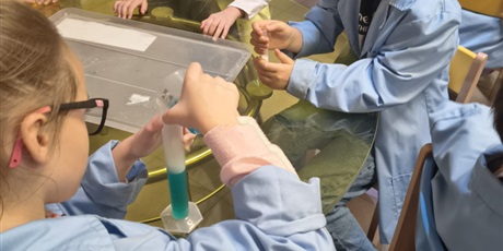 Powiększ grafikę: Dzieci podczas warsztatów