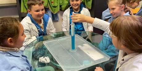 Powiększ grafikę: Dzieci podczas warsztatów