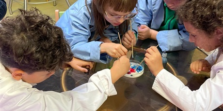 Powiększ grafikę: Dzieci podczas warsztatów