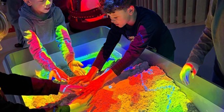 Powiększ grafikę: Dzieci podczas warsztatów