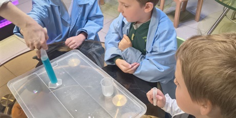 Powiększ grafikę: Dzieci podczas warsztatów