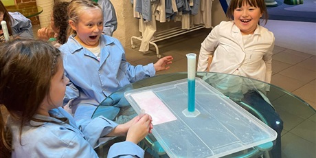 Powiększ grafikę: Dzieci podczas warsztatów