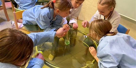 Powiększ grafikę: Dzieci podczas warsztatów