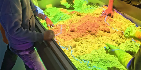 Powiększ grafikę: Dzieci podczas warsztatów