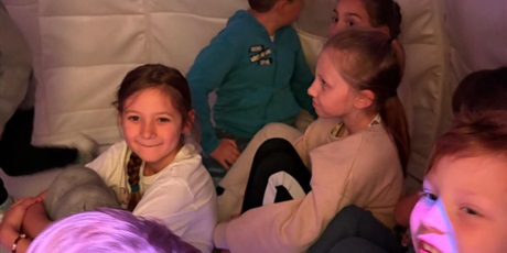 Powiększ grafikę: Dzieci podczas warsztatów