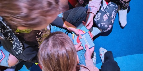 Powiększ grafikę: Dzieci podczas warsztatów