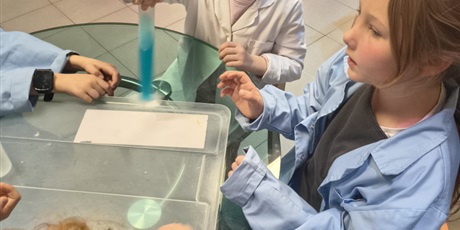 Powiększ grafikę: Dzieci podczas warsztatów