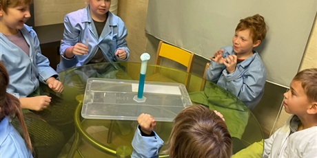 Powiększ grafikę: Dzieci podczas warsztatów