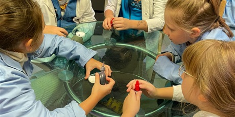 Powiększ grafikę: Dzieci podczas warsztatów