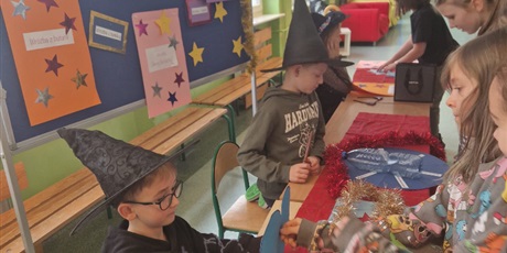 Powiększ grafikę: wrozby-andrzejkowe-w-klasach-0-3-662051.jpg