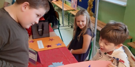 Powiększ grafikę: wrozby-andrzejkowe-w-klasach-0-3-662052.jpg