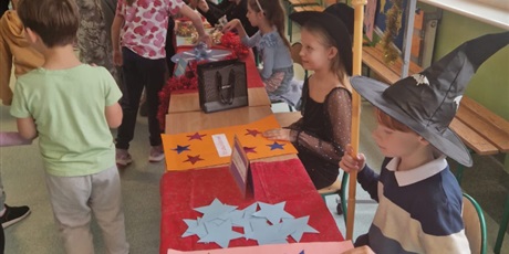 Powiększ grafikę: wrozby-andrzejkowe-w-klasach-0-3-662056.jpg