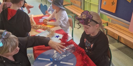 Powiększ grafikę: wrozby-andrzejkowe-w-klasach-0-3-662058.jpg