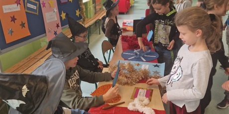 Powiększ grafikę: wrozby-andrzejkowe-w-klasach-0-3-662059.jpg