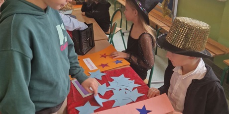 Powiększ grafikę: wrozby-andrzejkowe-w-klasach-0-3-662066.jpg