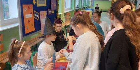 Powiększ grafikę: wrozby-andrzejkowe-w-klasach-0-3-662067.jpg