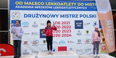 Powiększ grafikę: [Uczennica podczas zawodów