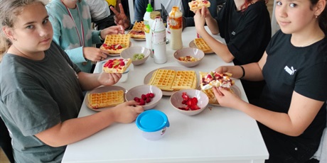 Powiększ grafikę: wspólnym pieczeniu gofrów