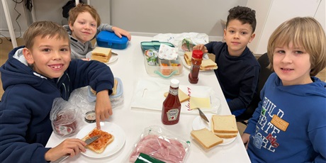 Powiększ grafikę: Uczniowie podczas zajęć