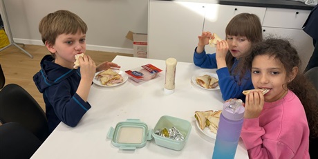 Powiększ grafikę: Uczniowie podczas zajęć