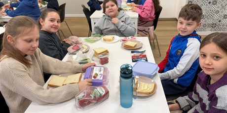 Powiększ grafikę: Uczniowie podczas zajęć