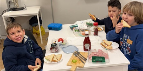 Powiększ grafikę: Uczniowie podczas zajęć