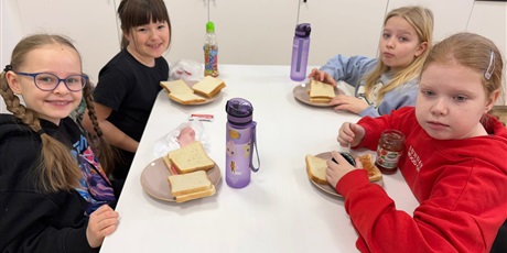 Powiększ grafikę: Uczniowie podczas zajęć