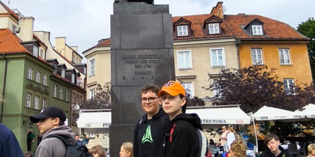 Powiększ grafikę: Uczniowie podczas wycieczki