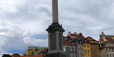 Powiększ grafikę: Uczniowie podczas wycieczki